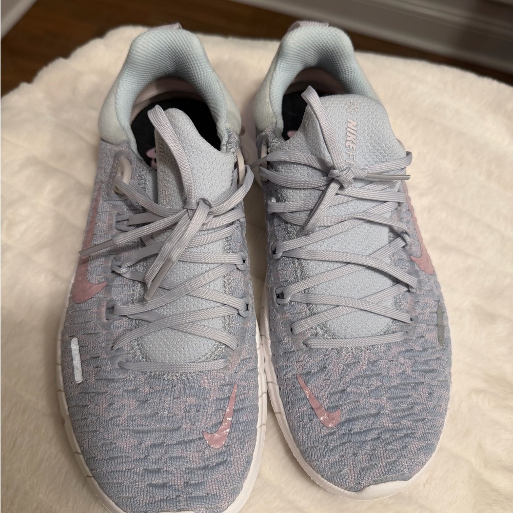 Nike Women's Light Gray and Soft Pink Sneakers